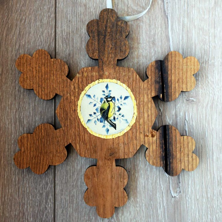 Fiocco di legno decorato