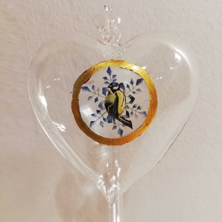 Cuore di vetro decorato