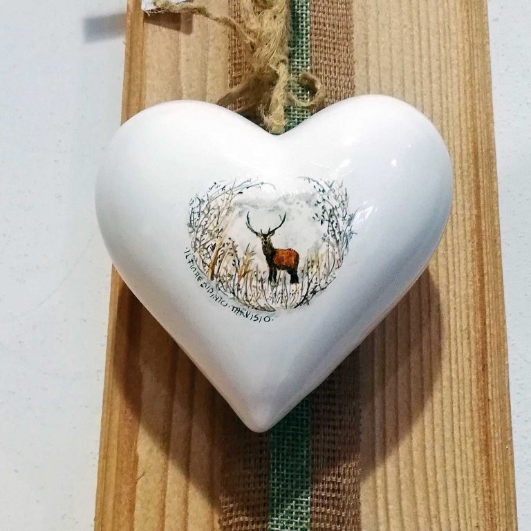 Cuore in ceramica decorato a mano