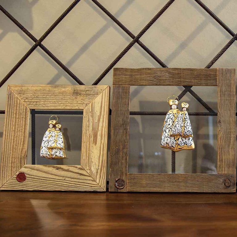 Madonnine su vetro trasparente con cornice in legno vecchio. Disponibili in diverse misure.